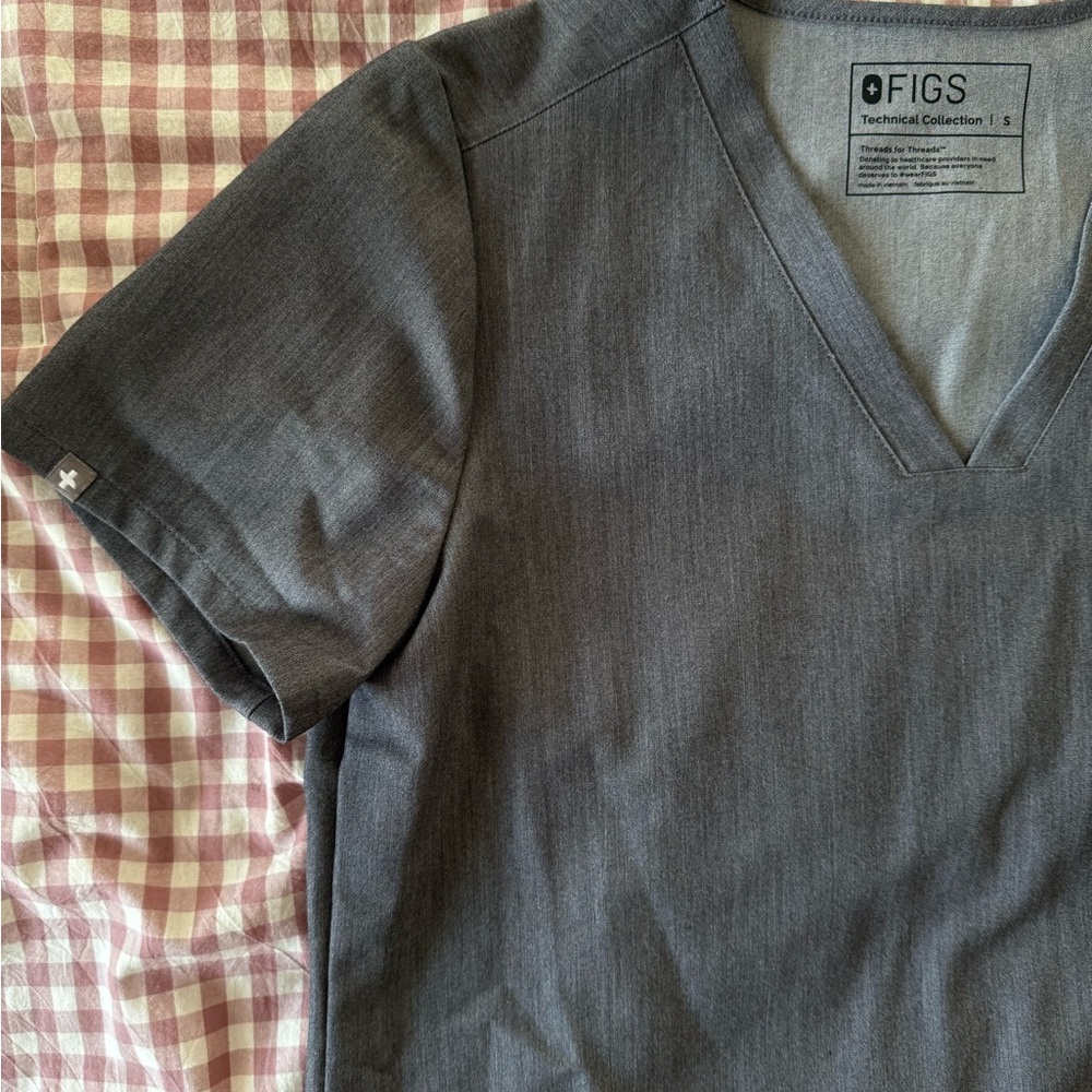 FIGS Women's Charcoal Scrub Top